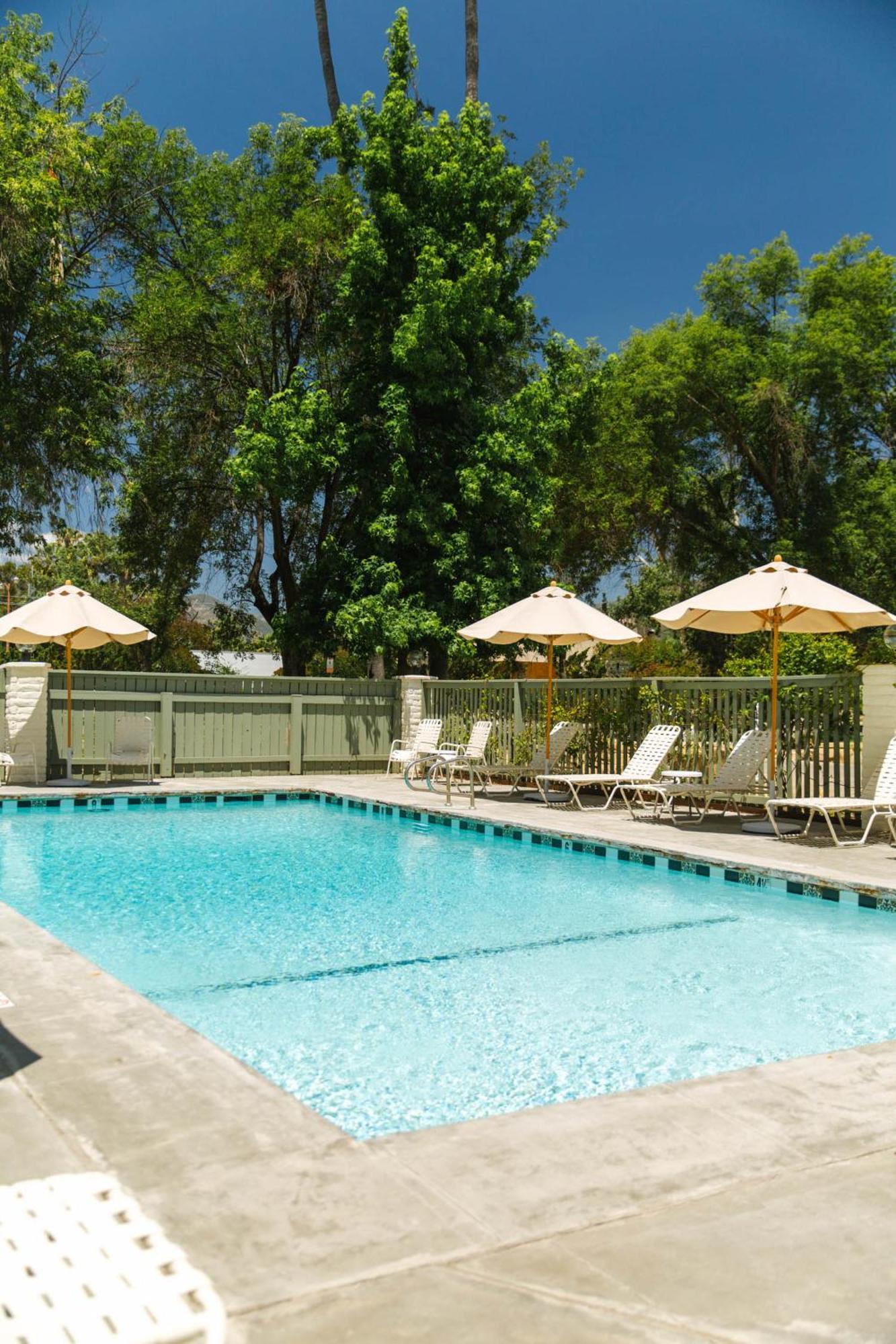 Hummingbird Motel 3*